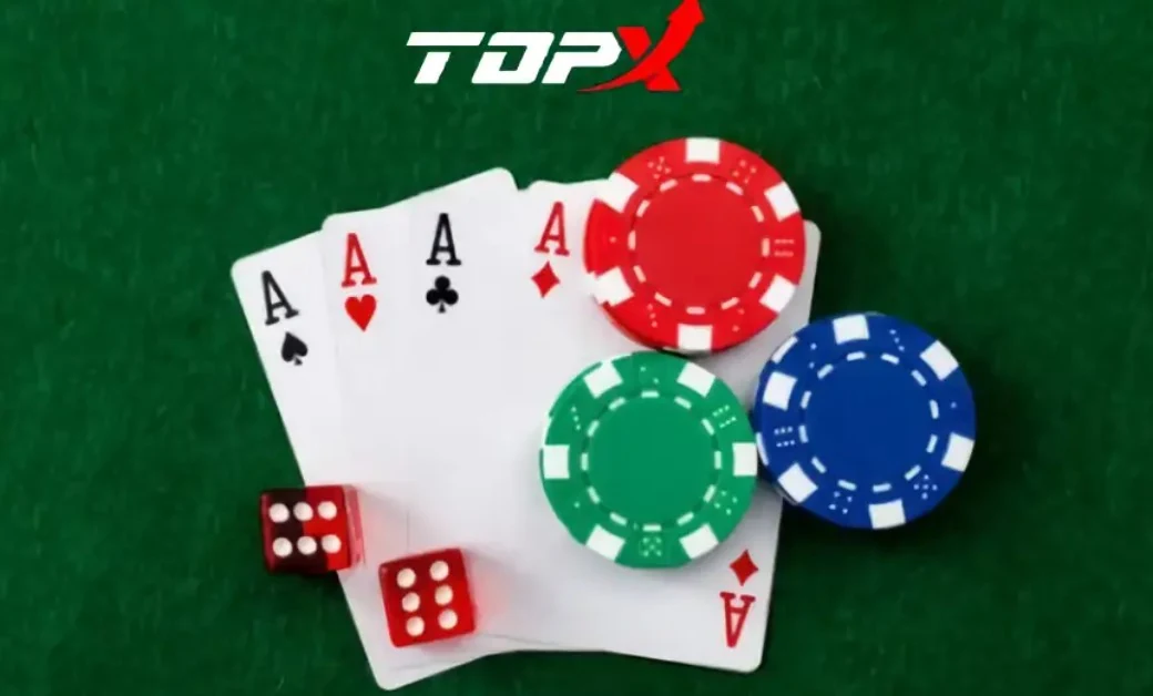 Quatro ases, fichas coloridas e dados sobre feltro verde, com o logotipo da TopX no canto