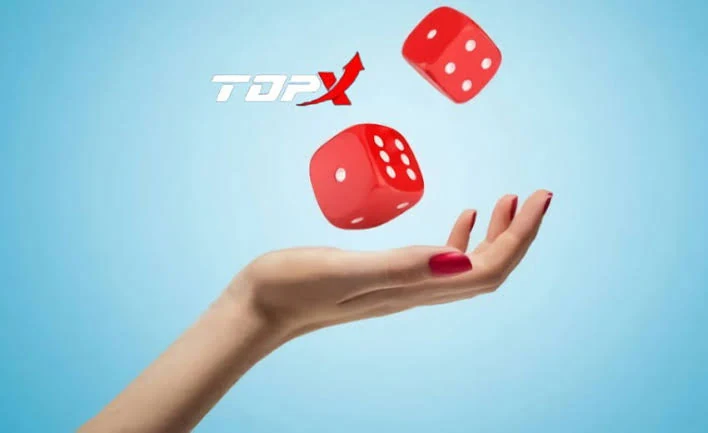 Mão com a palma aberta lançando dois dados vermelhos sobre fundo azul claro, com o logotipo da TopX