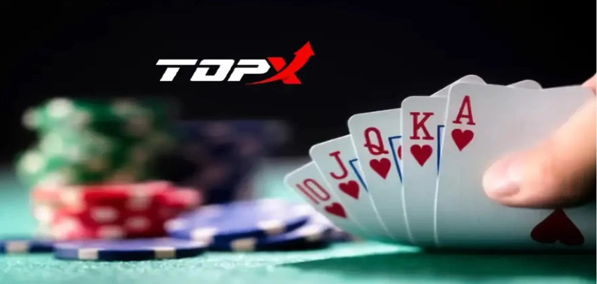 Mão deslizando cartas de pôquer sobre mesa, com fichas desfocadas e o logotipo da TopX